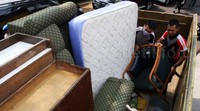 Polisi membantu mengangkut barang-barang milik penghuni. Pool/Lamhot Aritonang/detikFoto.