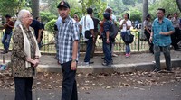 Para penghuni hanya bisa melihat rumahnya dikosongkan. Pool/Lamhot Aritonang/detikFoto.