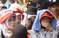 Mereka tampak lelah.