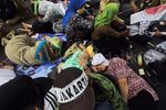 Wajah Lelah Bapak Ibu Guru Usia Berdemo