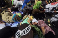 Mereka tampak tidur di jalan.