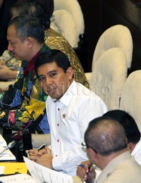 Yuddy membicarakan persoalan guru honorer ini dengan DPR. Lamhot Aritonang/detikFoto.