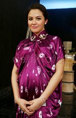 Tubuh Lentur Jennifer Bachdim, Raffi dan Nagita Jualan Mi