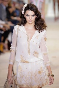 Ia tampak cantik dengan rambut yang bergelombang. JP Yim/Getty Images/detikFoto.
