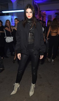    Kendall kenakan baju jaring-jaring hitam menerawang dipadu celana kulit, jaket hitam dan ankle boots krem di acara after party. Jamie McCarthy/Getty Images/detikFoto.