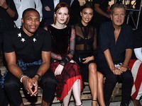 Irina bersama Russell Westbrook, Karen Elson dan Mario Testino. Larry Busacca/Getty Images/detikFoto.