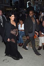 Hamil Besar, Kim Kardashian Tetap Seksi Berbaju Menerawang