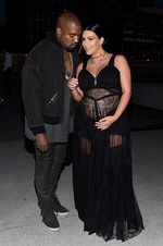 Hamil Besar, Kim Kardashian Tetap Seksi Berbaju Menerawang