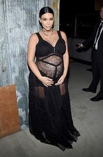 Hamil Besar, Kim Kardashian Tetap Seksi Berbaju Menerawang