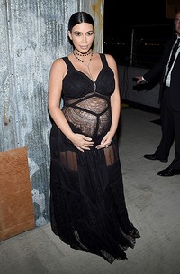 Ibu satu anak itu kenakan dress hitam menerawang yang memamerkan perut hamilnya. Larry Busacca/Getty Images/detikFoto.