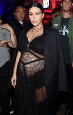 Hamil Besar, Kim Kardashian Tetap Seksi Berbaju Menerawang