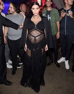 Hamil Besar, Kim Kardashian Tetap Seksi Berbaju Menerawang