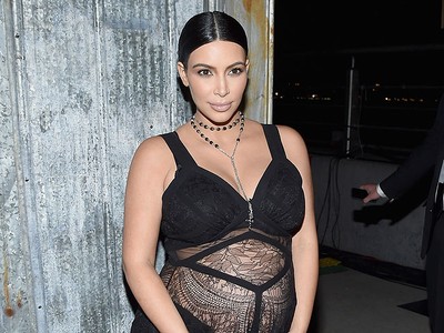 Hamil Besar, Kim Kardashian Tetap Seksi Berbaju Menerawang