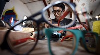 Pekerja membuat frame kacamata berbahan dasar skateboard bekas di Jakarta, Senin (14/9/2015).