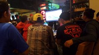 Serius menyaksikan aksi para pebalap idolanya.