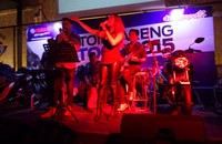 Untuk setiap acara nobar, tidak afdol kalau tidak ada live music-nya bukan?