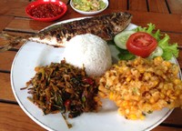Nasi Paket Tude berisi lauk ikan tude bakar rica yang gurih lembut, garo bunga pepaya dan perkedel jagung bertekstur sangat renyah. Pelengkap sambal rica dan sambal dabu-dabu pedas menyengat disajikan terpisah.