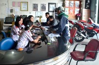 Beberapa sales marketing diler motor Honda melayani pengunjung di salah satu diler Honda di Jalan Raya Bogor, Jakarta Timur. Aris Ginanjar/detikFoto.