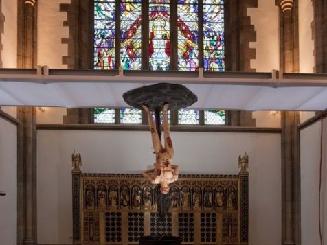 Dua Patung Pria Digantung Terbalik di Gereja Katedral Inggris