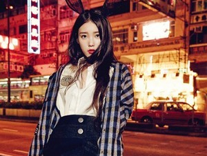 IU Tampil Menggoda dengan Stocking untuk Pemotretan Majalah