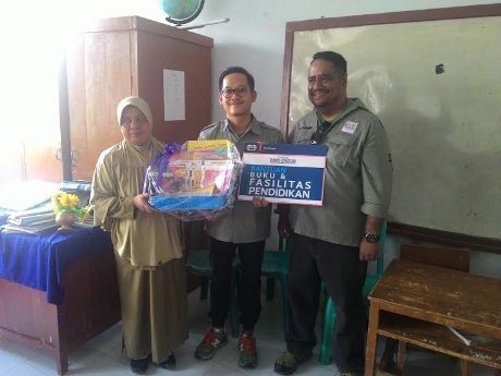 Berbagi Buku dan Fasilitas Pendidikan untuk SD Enrekang