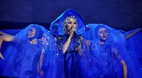 Andien muncul dalam balutan jubah futuristik berwarna biru. Pool/Ismail/detikFoto.