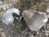 Sampah-sampah yang bertebaran di sekitar Puncak Carstensz sudah terlihat dari New Zealand Pass, selepas Danau Larson, yang berupa bebatuan. Sampah berupa bekas bungkus makanan, paling banyak ditemukan (Afif/detikTravel)