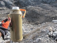 Yang lebih mencengangkan, tim Ekspedisi Jurnalis ke Carstensz 2015 juga menemukan sampah berupa bekas termos. Termosnya sudah hancur dan tergeletak begitu saja (Afif/detikTravel)