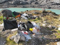 Yang paling parah, adalah di Basecamp Danau-danau. Bayangkan, tempat kemping tertinggi di Indonesia dengan ketinggian 4.330 mdpl dan menampilkan pemandangan salju abadi ini, dipenuhi sampah yang berserakan (Afif/detikTravel)
