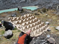 Sampah berupa tempat telur saja ditemukan di Basecamp Danau-danau. Entah pendaki mana yang bawa makanan seperti ini dan meninggalkannya begitu saja (Afif/detikTravel)
