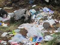 Lihatlah, sampah-sampah yang berceceran di Basecamp Danau-danau di ketinggian 4.330 mdpl. Sampah-sampah plastik yang sulit terurai, memang siapa sih yang mau ke sana untuk membersihkannya? (Afif/detikTravel)