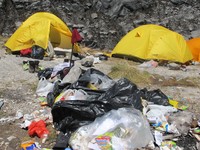 Sampah-sampah ini tentu tak sedap dipandang. Apalagi, Basecamp Danau-danau menjadi tempat kemping bagi para pendaki sebelum summit attack ke Puncak Carstensz (Afif/detikTravel)