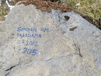 Terakhir, tim Ekspedisi Jurnalis ke Carstensz 2015 menemukan vandalisme Simbah GM Taligama. Entah siapa yang menulis dan apa maksudnya, namun kamu pasti setuju kalau ini sungguh memalukan (Afif/detikTravel)