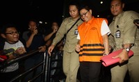     Ahmad Kirjauhari keluar gedung KPK usai diperiksa.