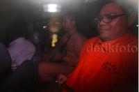     Ahmad Kirjauhari masuk mobil tahanan.
