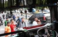 Sebuah Kopaja 612 memacu kendaraan dengan kecepatan tinggi saat melintas di jalur TransJakarta di Warung Buncit, Jakarta Selatan. Reno Hastukrisnapati Widarto/detikFoto.
