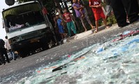 Kopaja tersebut menabrak Toyota Avanza, dan seorang driver Go-Jek bernama Gunawan yang membonceng anak dan istrinya yang tengah hamil. Reno Hastukrisnapati Widarto/detikFoto.