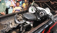 Motor Gunawan tampak rusak parah usai ditabrak kopaja. Reno Hastukrisnapati Widarto/detikFoto.