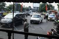 Sopir Kopaja 612 justru nekat tancap gas setelah menabrak driver Go-Jek Gunawan dan keluarga. Warga yang melihat peristiwa memilukan itu langsung menghentikannya. Reno Hastukrisnapati Widarto/detikFoto.     