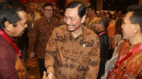 Luhut menyalami peserta Rakornas Tim Terpadu Penanganan Konflik Sosial.