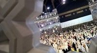 Ratusan ribu jemaah berjalan mengelilingi kabah.