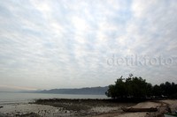 Pantai ini menyajikan air yang tenang dengan pasir putih dan taman wisata alam laut yang indah serta rimbunan pohon kelapa yang syarat buah.