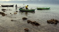Air pantai tampak jernih.