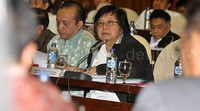 Siti mendengarkan pertanyaan anggota Komisi IV DPR. Pool/Lamhot Aritonang/detikFoto.