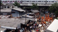     Satpol PP melakukan pembongkaran.