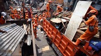 Puing-puing bongkaran diangkut menggunakan truk.