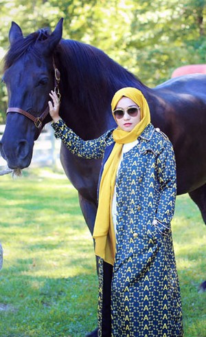Anniesa Hasibuan Bergaya dengan Coat Monogram di Peternakan Kuda, NY
