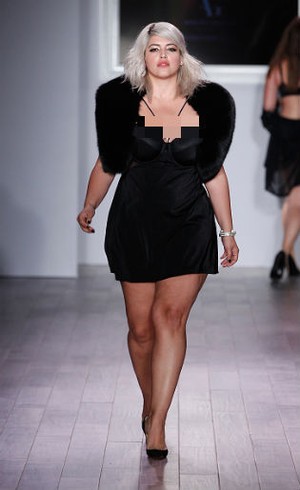 Model Plus Size Bawakan Koleksi Lingerie Mencuri Perhatian di NYFW