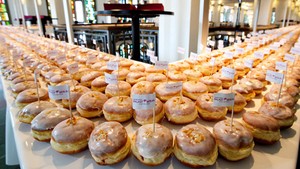Tumpukan Donat Tertinggi dan Kotak Donat Terbesar Pecahkan Rekor Dunia