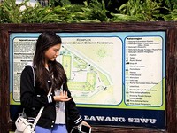 Artis yang akrab disapa Cassie itu jalan-jalan ke Lawang Sewu. (dok. Pribadi)